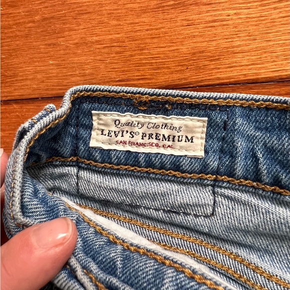 Levi’s straight leg jeans with small tear on knee. Size 32. - Picture 5 of 5